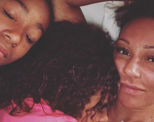 Mel B Mel B nel lettone con le sue bambine