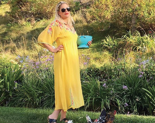 Tori Spelling dà da mangiare alle galline