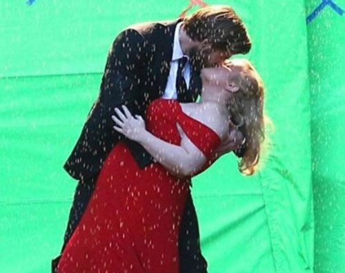 rebel wilson Rebel Wilson bacia Liam Hemsworth sul set