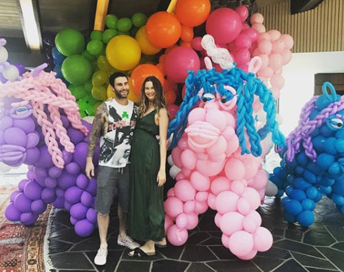 Adam Levine Behati Prinsloo Behati Prinsloo mostra il pancino su Instagram