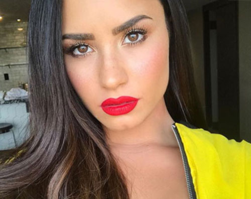 Demi Lovato Demi Lovato, rossetto rosso sui social