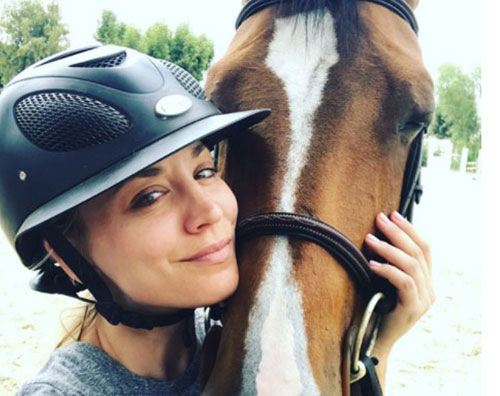 Kaley Cuoco 1 Kaley Cuoco bacia il suo cavallo