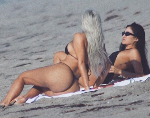 Kim Kardashian 2 Kim Kardashian mostra il lato b sui social