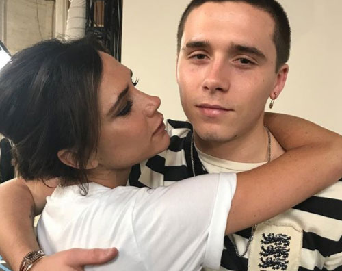 Victoria e Brooklyn Beckham Brooklyn Beckham fa visita a mamma Victoria prima della sfilata