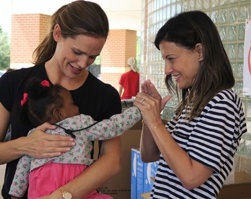 jENNIFER GARNER 2 Jennifer Garner incontra le vittime dell’ uragano Harvey in Texas