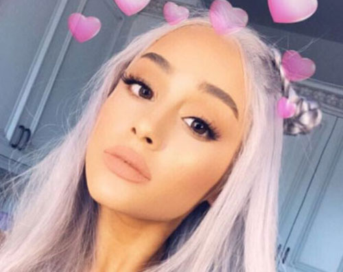 Ariana Grande Ariana Grande con i capelli lilla su Instagram