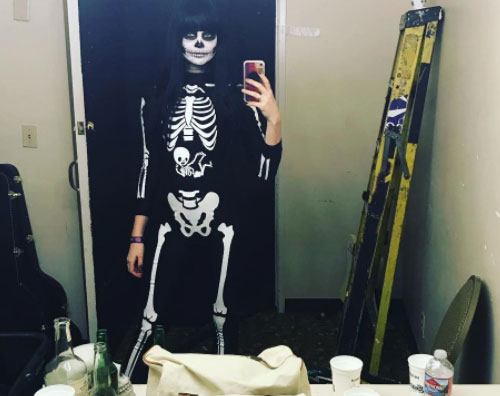 Behati Prinsloo Jessica Alba e Behati Prinsloo, i costumi di Halloween col pancione