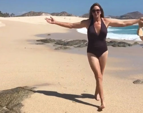 Caitlyn Jenner Caitlyn Jenner passeggia in costume sulla spiaggia