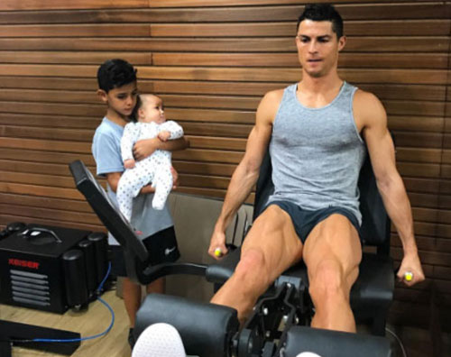 Cristiano Ronaldo 1 Cristiano Ronaldo si allena con i suoi figli
