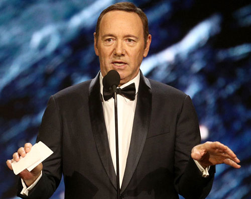 Kevin Spacey Kevin Spacey, il colleghi criticano il suo coming out