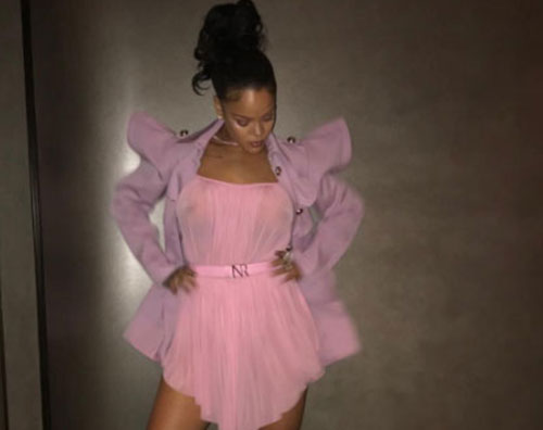 Rihanna fa impazzire il web con le sue trasparenze Rihanna 2 Rihanna fa impazzire il web con le sue trasparenze