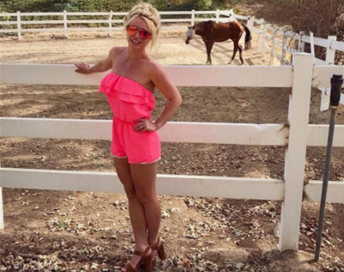 Britney Spears Britney Spears, tutina rosa in campagna