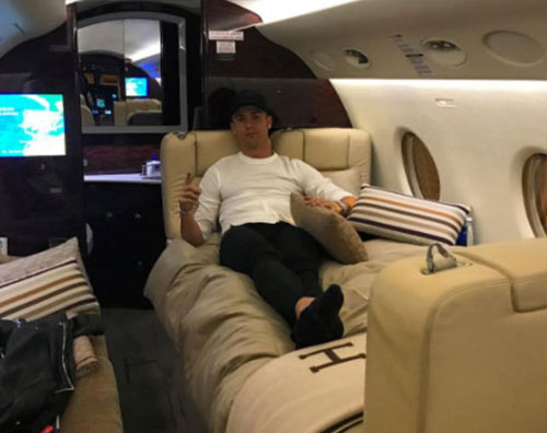 Cristiano Ronaldo Cristiano Ronaldo, relax sul suo jet privato