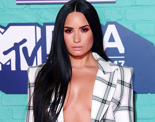 Demi Lovato 1 Demi Lovato sexy tailleur agli MTV EMAs 2017