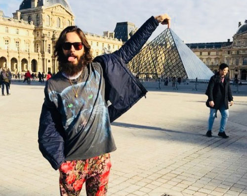 Jared Leto 1 Jared Leto è un turista qualunque al Louvre