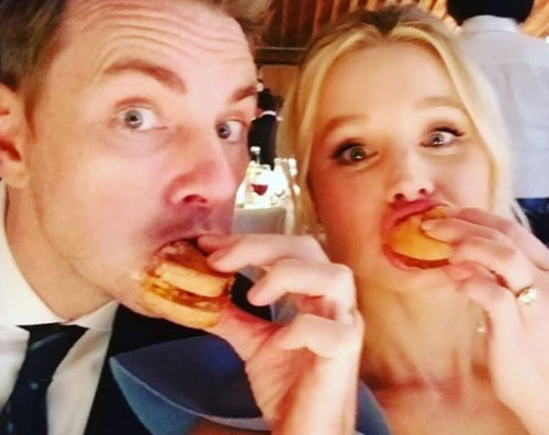 Kristen Bell Dax Shepard Kristen Bell e Dax Shepart scatenati al buffet del Baby2Baby Gala