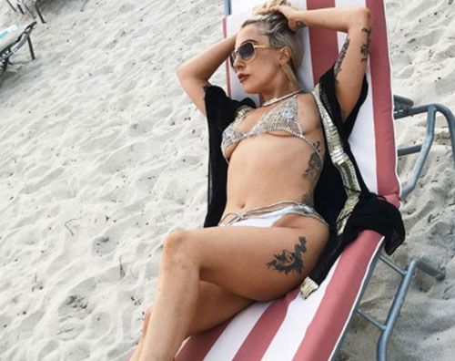 Lady Gaga 3 Lady Gaga, bikini hot sulla spiaggia