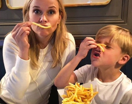 Reese Witherspoon 2 Reese Witherspoon mangia patatine fritte a Parigi