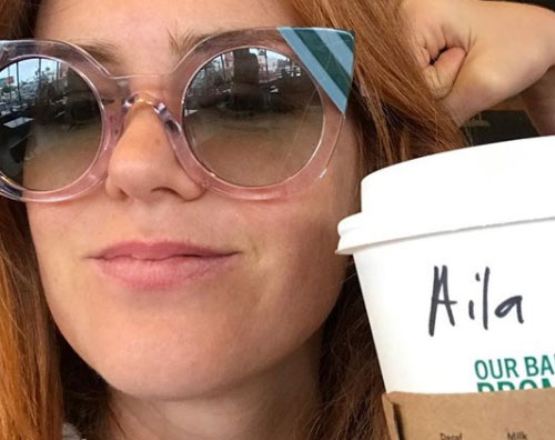 Isla Fisher Isla Fisher diventa “Aila” da Starbucks