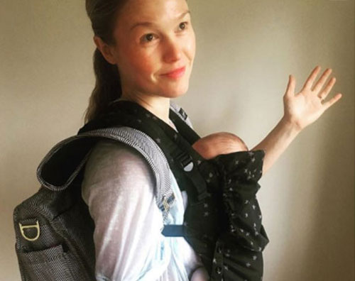 Julia Stiles Julia Stiles critiche sui social per la foto col suo bambino