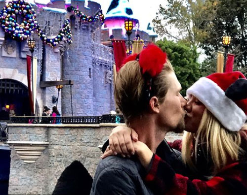 Kaley Cuoco 4 Kaley Cuoco a Disneyland con Karl