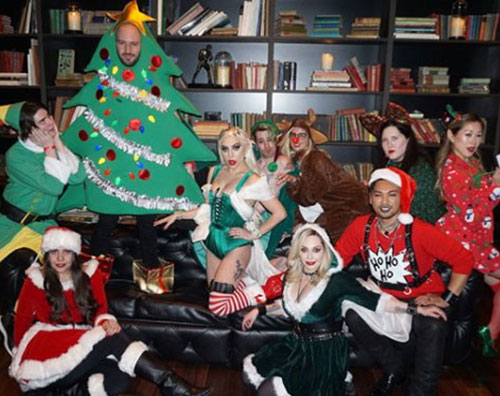 Lady Gaga 2 Lady Gaga è un elfo per Natale
