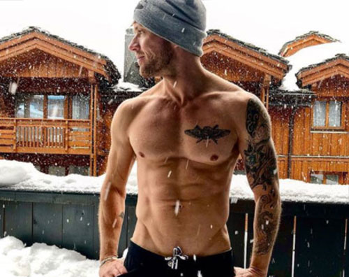 Ryan Phillippe Ryan Phillippe mostra i muscoli sotto la neve