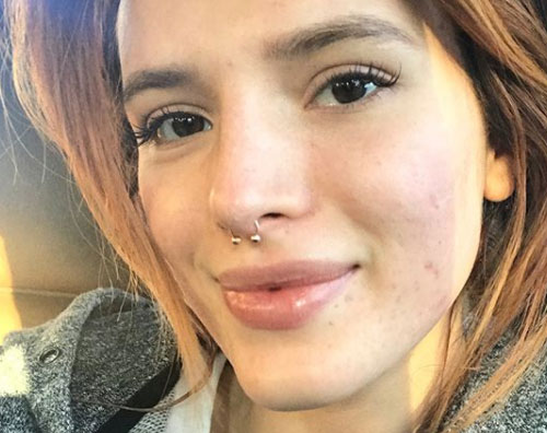 Bella Thorne 1 1 Bella Thorne mostra i segno dellacne sui social