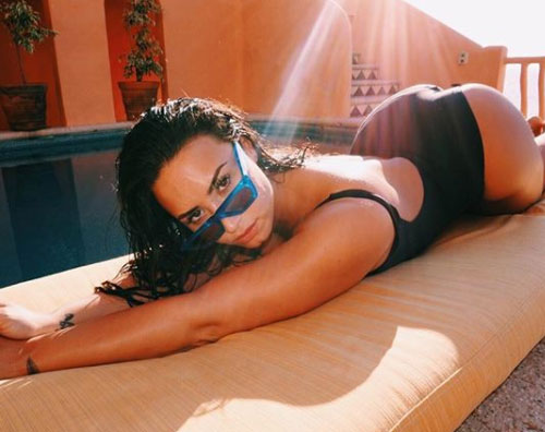 Dami Lovato Demi Lovato si rigenera a bordo piscina