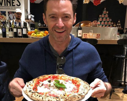 Hugh Jackman 1 Hugh Jackman arriva a Parigi e mangia pizza