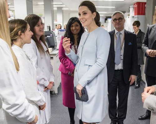 Kate Middleton Kate Middleton copre il pancino con un cappotto azzurro