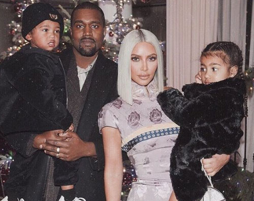 Kim Kardashian Kim e Kanye accologono in famiglia la terza bimba!