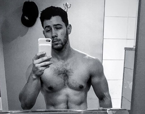 Nick Jonas 1 Nick Jonas senza maglietta su Instagram