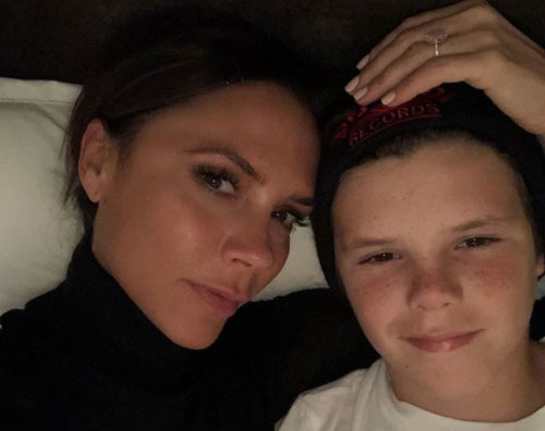 Victoria Beckham Victoria Beckham coccola Cruz a fine giornata