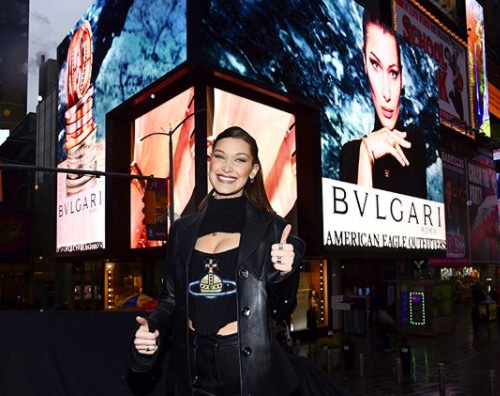 Bella Hadid Bella Hadid, super scollatura a Time Square