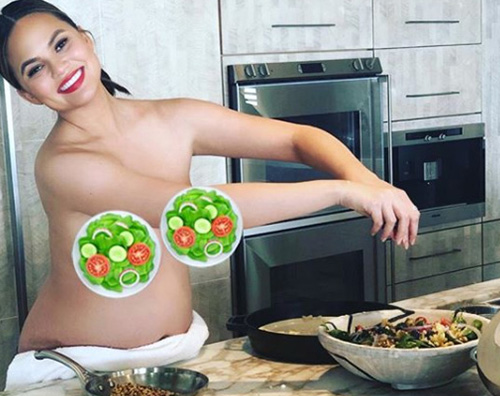 Chrissy Teigen Chrissy Teigen, in topless su Instagram