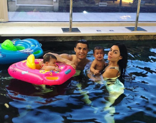 Cristiano Ronaldo Cristaino Ronaldo e Georgina nuotano con i gemelli