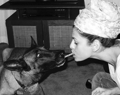 Eva Mendes Eva Mendes, San Valentino in compagnia del suo cane