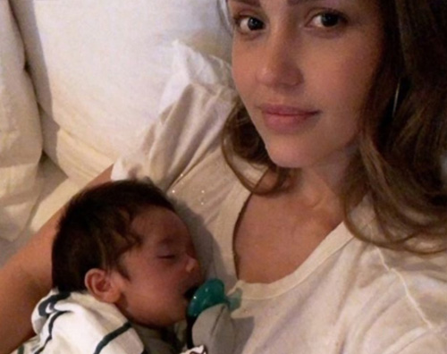 Jessica Alba Jessica Alba festeggia il primo mese di Hayes con una foto del pancione