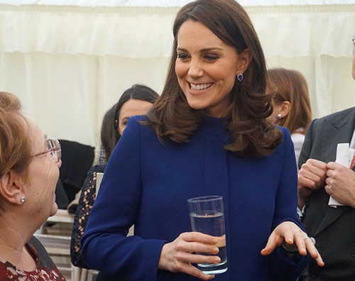 Kate Middleton 2 1 Kate Middleton, cappotto blu a Wickford