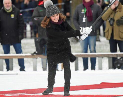 Kate Middleton Kate Middleton gioca a Bandy Hockey in Svezia