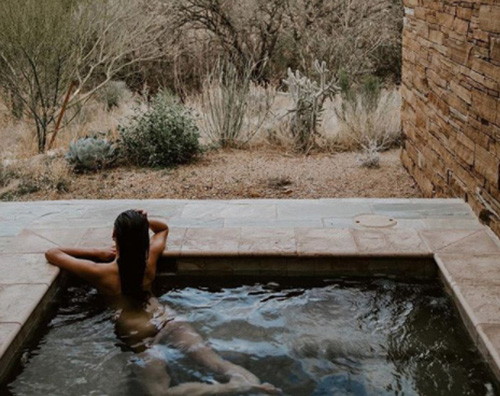 Shay Mitchell Shay Mitchell mostra il lato B su Instagram