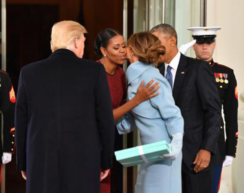 Trump Obama Michelle Obama “Ecco cosera il regalo di Melania Trump”