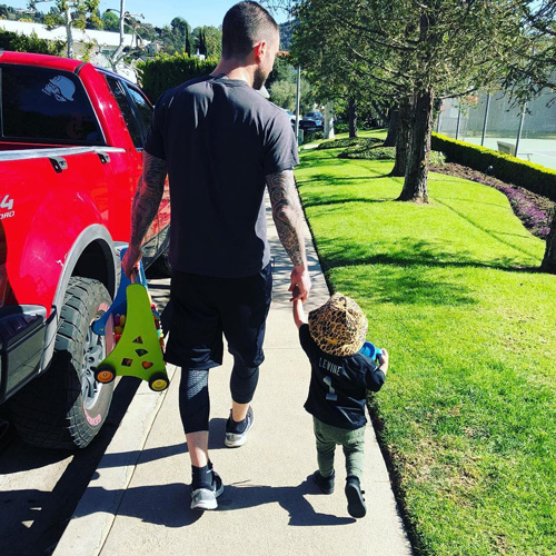 Adam Levine Adam Levine, papà premuroso della piccola Dusty Rose