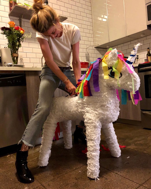 Amber Heard Amber Heard alle prese con una pignatta su Instagram