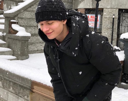 Ansel Ansel Elgort sotto la neve di Brooklyn