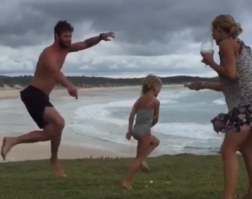 Chris Hemsworth Chris Hemsworth improvvisa un balletto sulla spiaggia