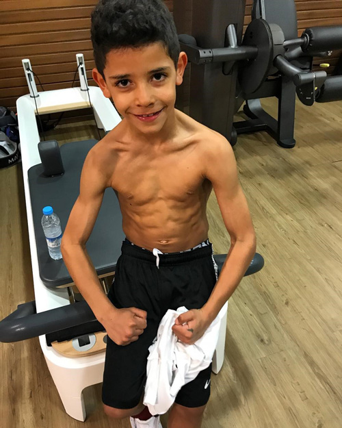 Cristiano Ronaldo Jr Cristiano Ronaldo Jr si allena con papà in palestra