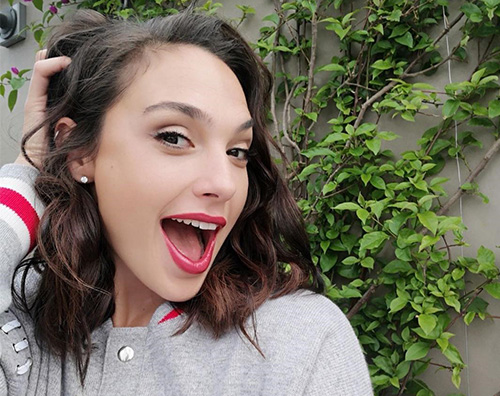 Gal Gadot 2 Gal Gadot saluta la primavera con un selfie