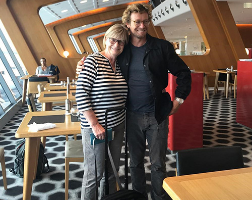 Simon Baker Simon Baker in aeroporto con la mamma